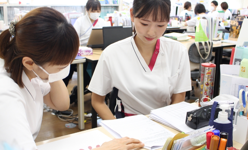 ① 出勤、朝礼/「おはようございます！」今日も一日張り切っていきます！